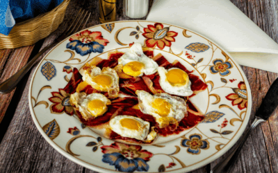 Tosta crujiente de alcachofa con jamón y huevo de codorniz
