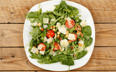 Ensalada italiana de alcachofas, tomate y mozzarella