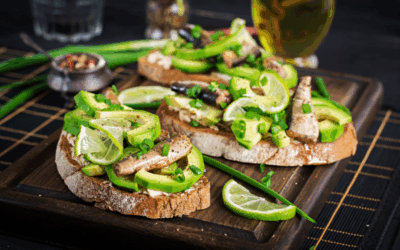 Tostada de sardinas ahumadas con aguacate